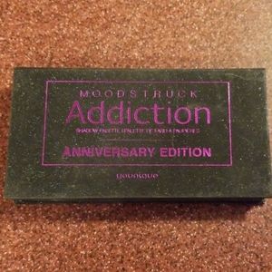 Younique moodstruck eyeshadow palette